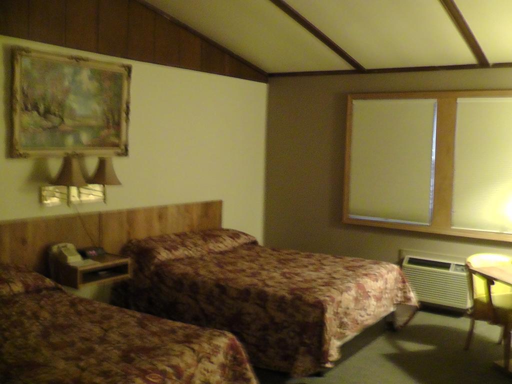 Motel 95 & Campground Hixton Bagian luar foto