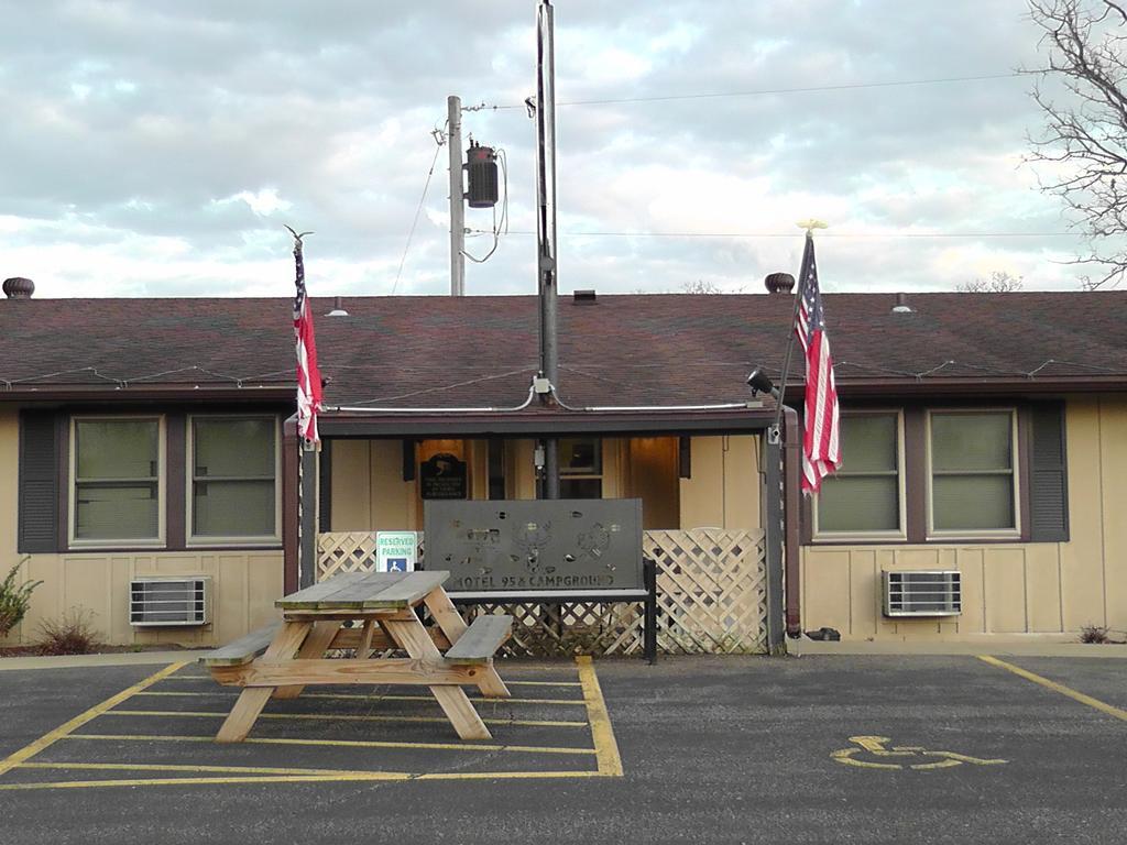 Motel 95 & Campground Hixton Bagian luar foto
