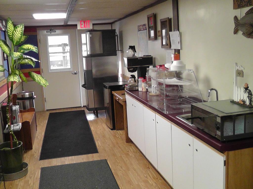 Motel 95 & Campground Hixton Bagian luar foto